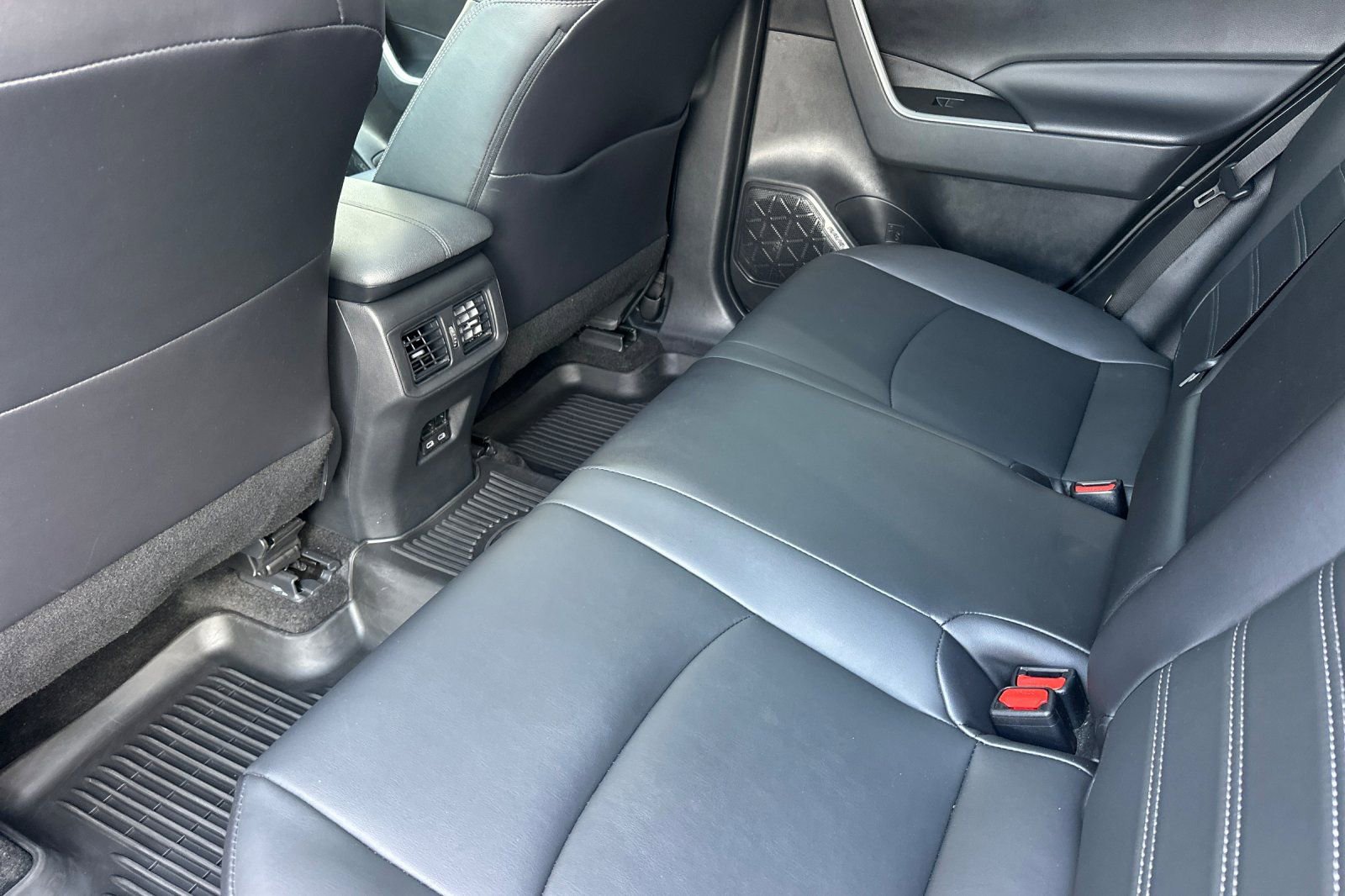 Used 2023 Toyota RAV4 XLE Premium image 15