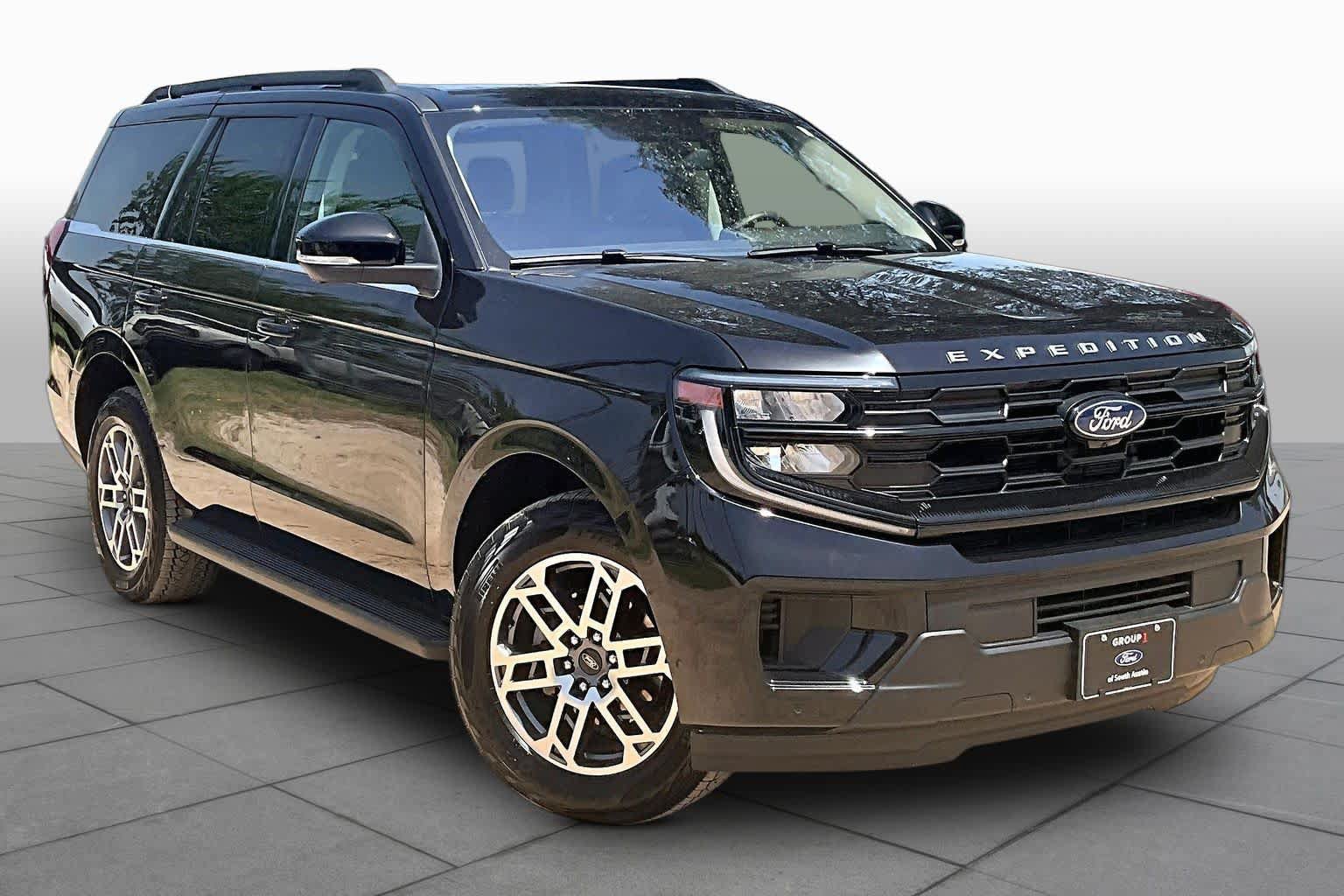 Used 2025 Ford Expedition Active AWD/4WD image 2