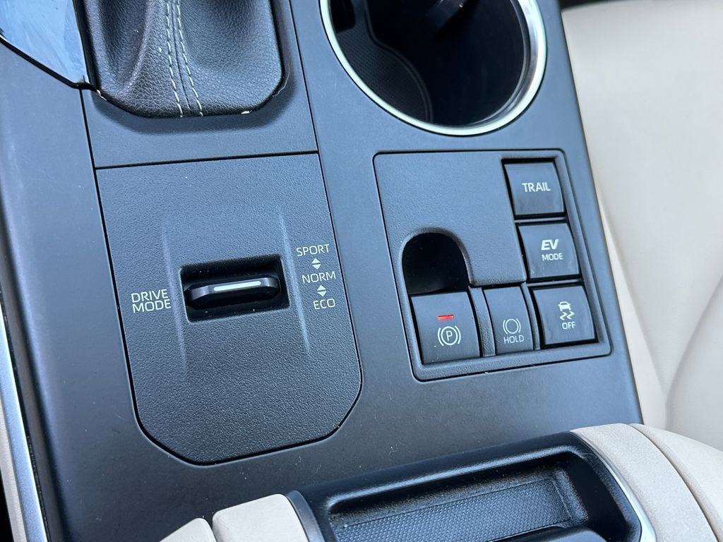 Used 2023 Toyota Highlander XLE image 32