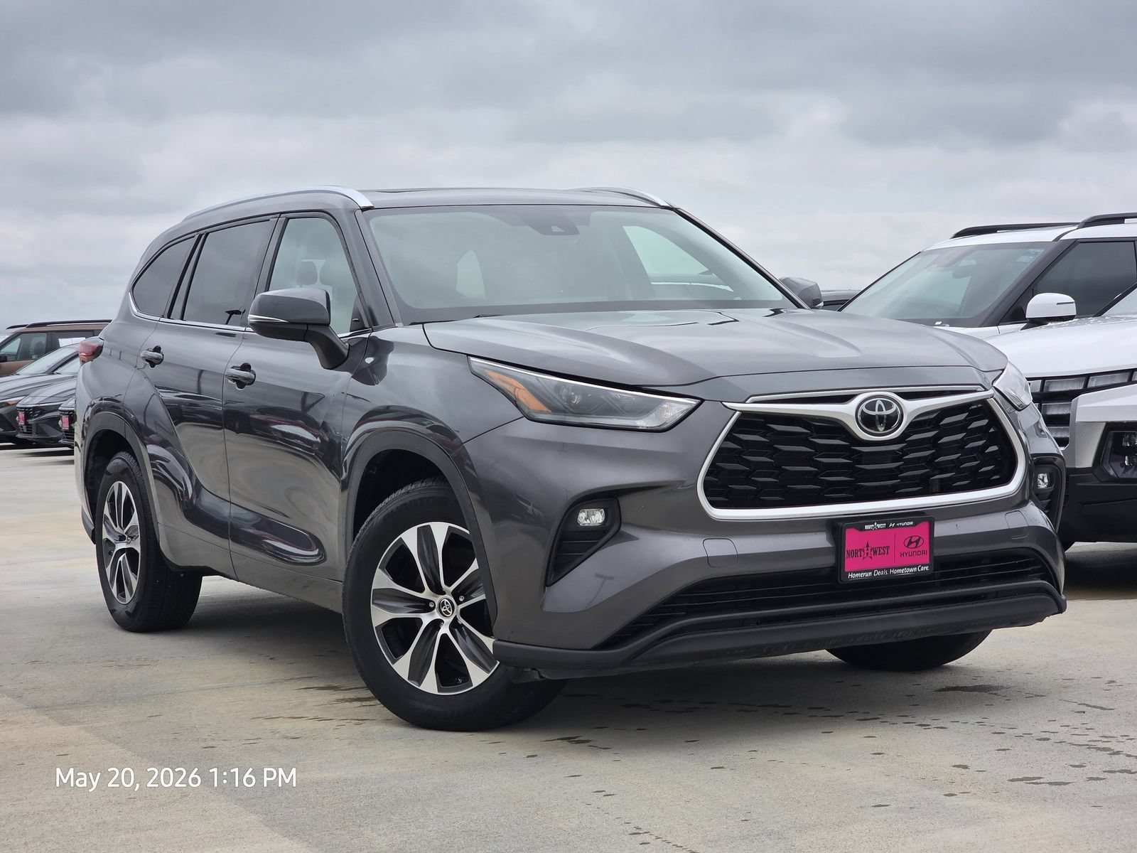 Used 2021 Toyota Highlander XLE FWD image 3