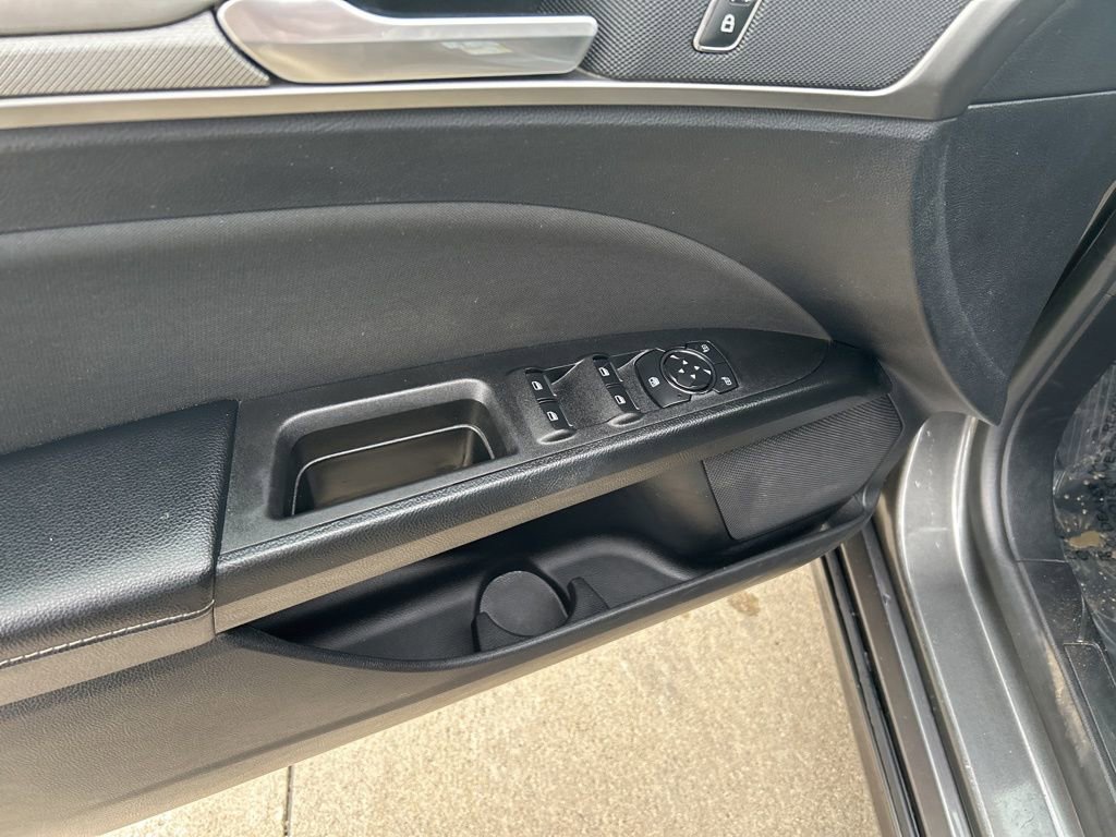Used 2018 Ford Fusion SE w/ Fusion SE Technology Package image 14