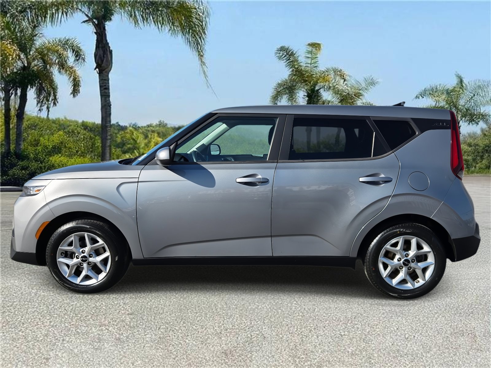 Used 2022 Kia Soul LX w/ Technology Package image 2