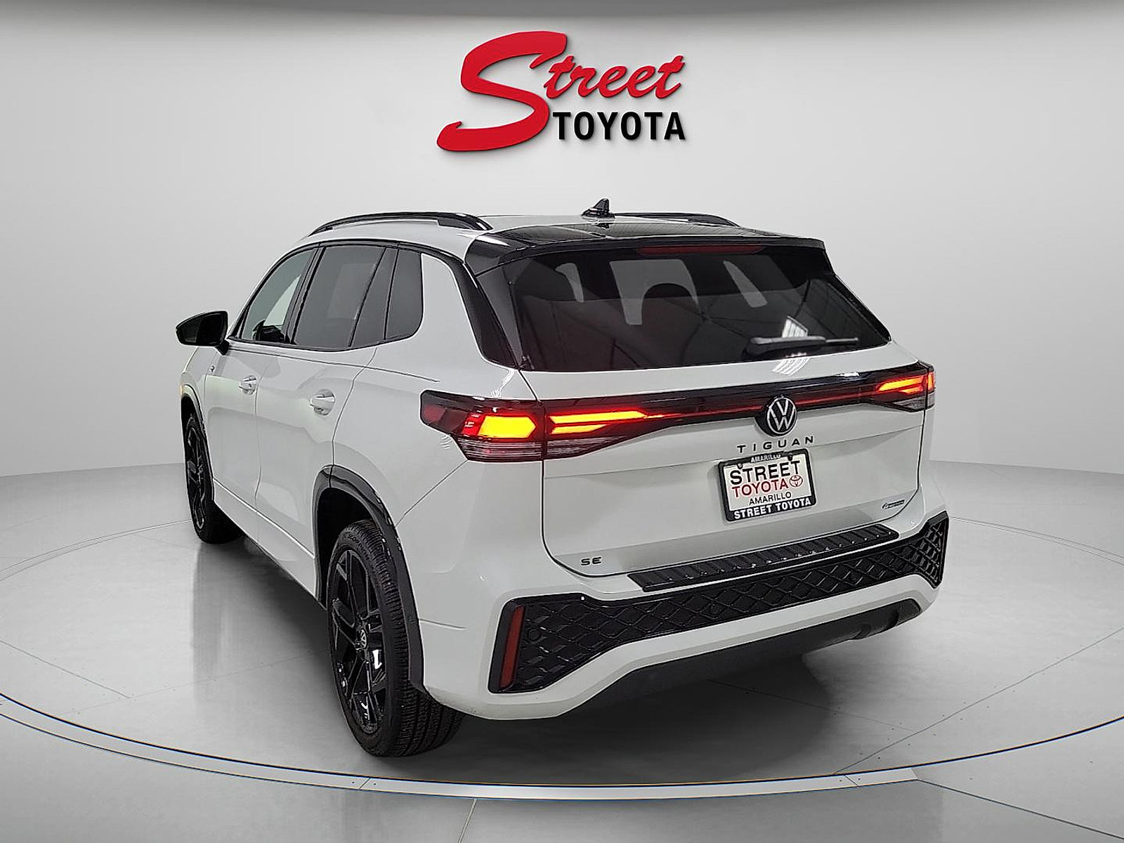 Used 2025 Volkswagen Tiguan SE R-Line AWD/4WD image 2