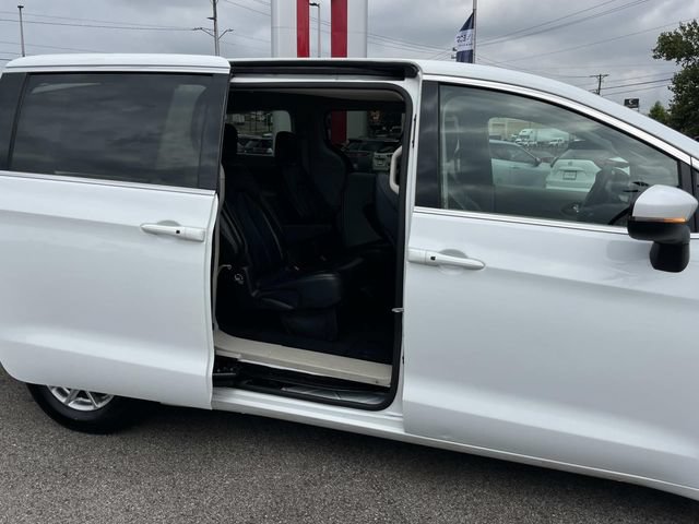 Used 2023 Chrysler Pacifica Touring-L FWD image 23