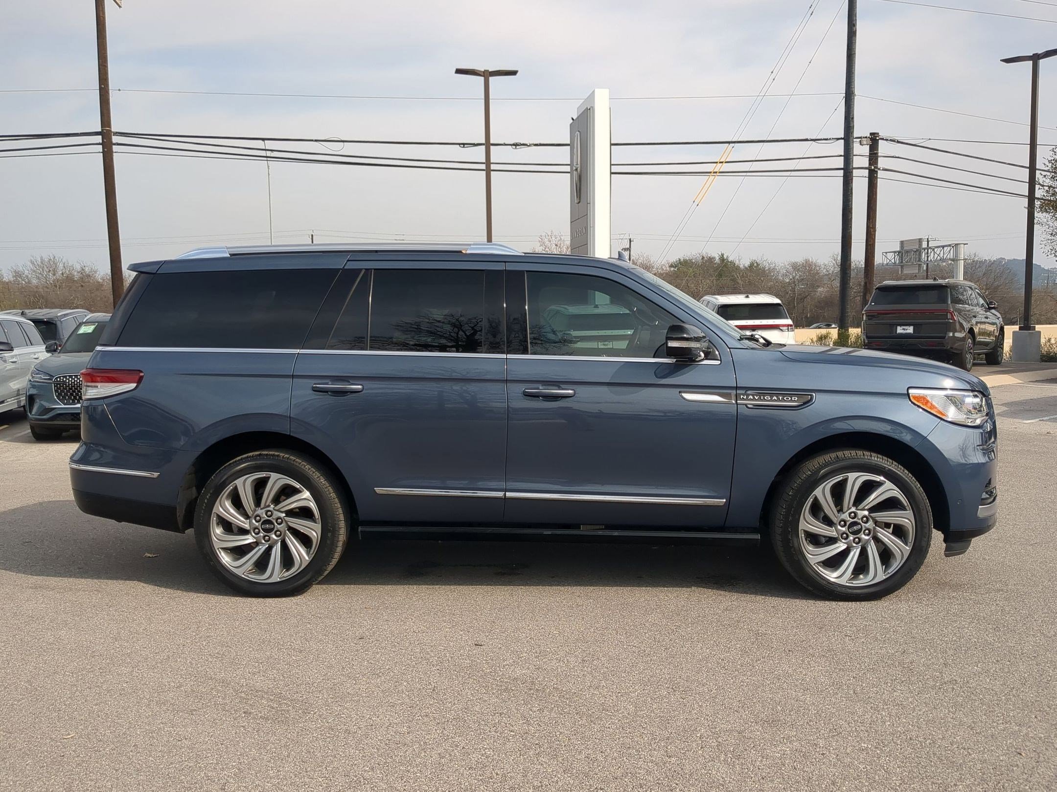 Used 2022 Lincoln Navigator Reserve image 2