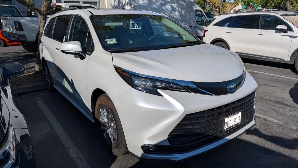 Used 2025 Toyota Sienna XLE w/ XLE Plus Package AWD/4WD image 6