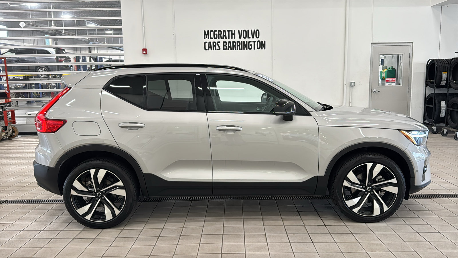 Used 2025 Volvo XC40 B5 Plus AWD/4WD image 4