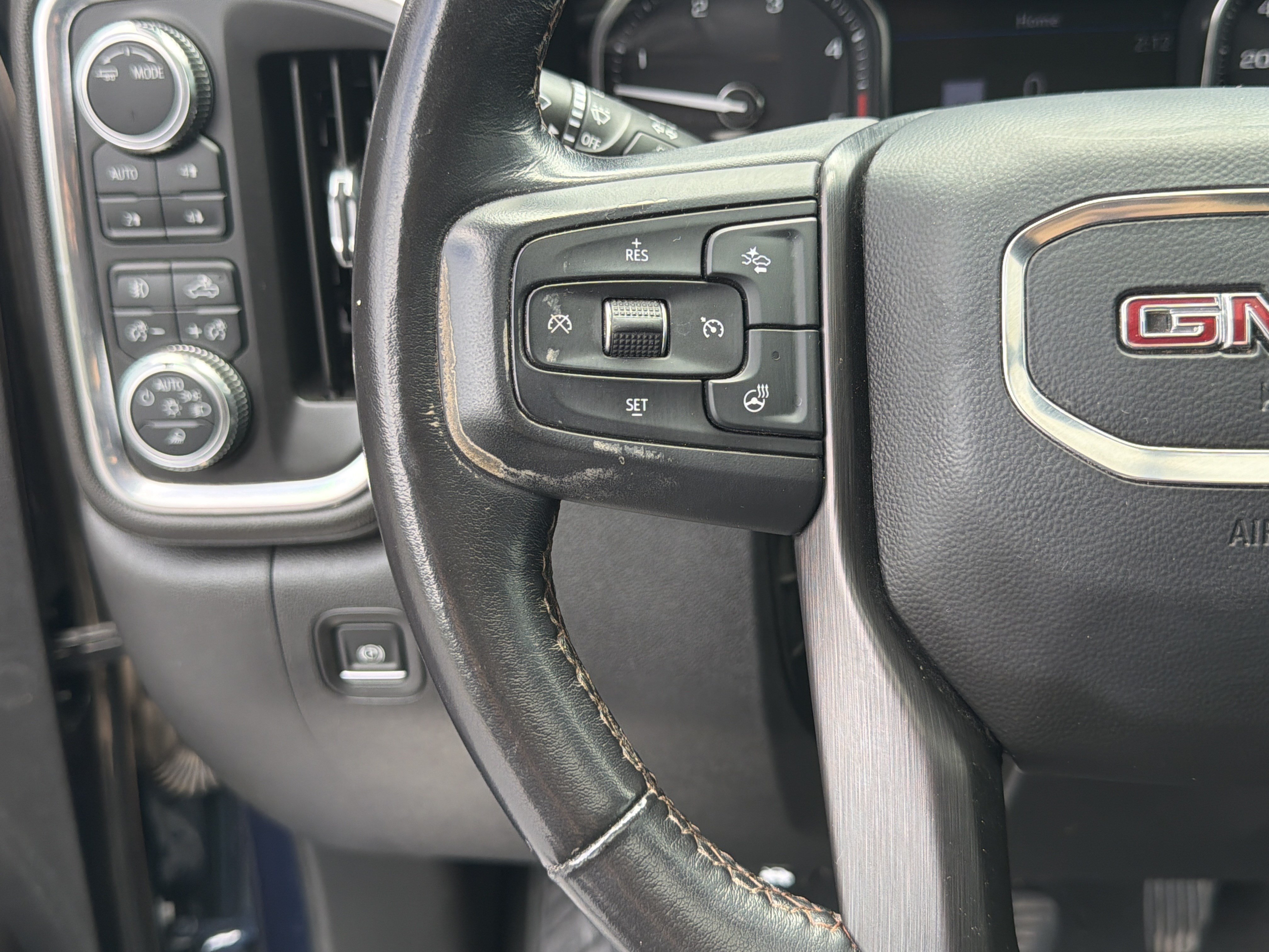 Used 2022 GMC Sierra 2500 AT4 w/ AT4 Premium Plus Package AWD/4WD image 30