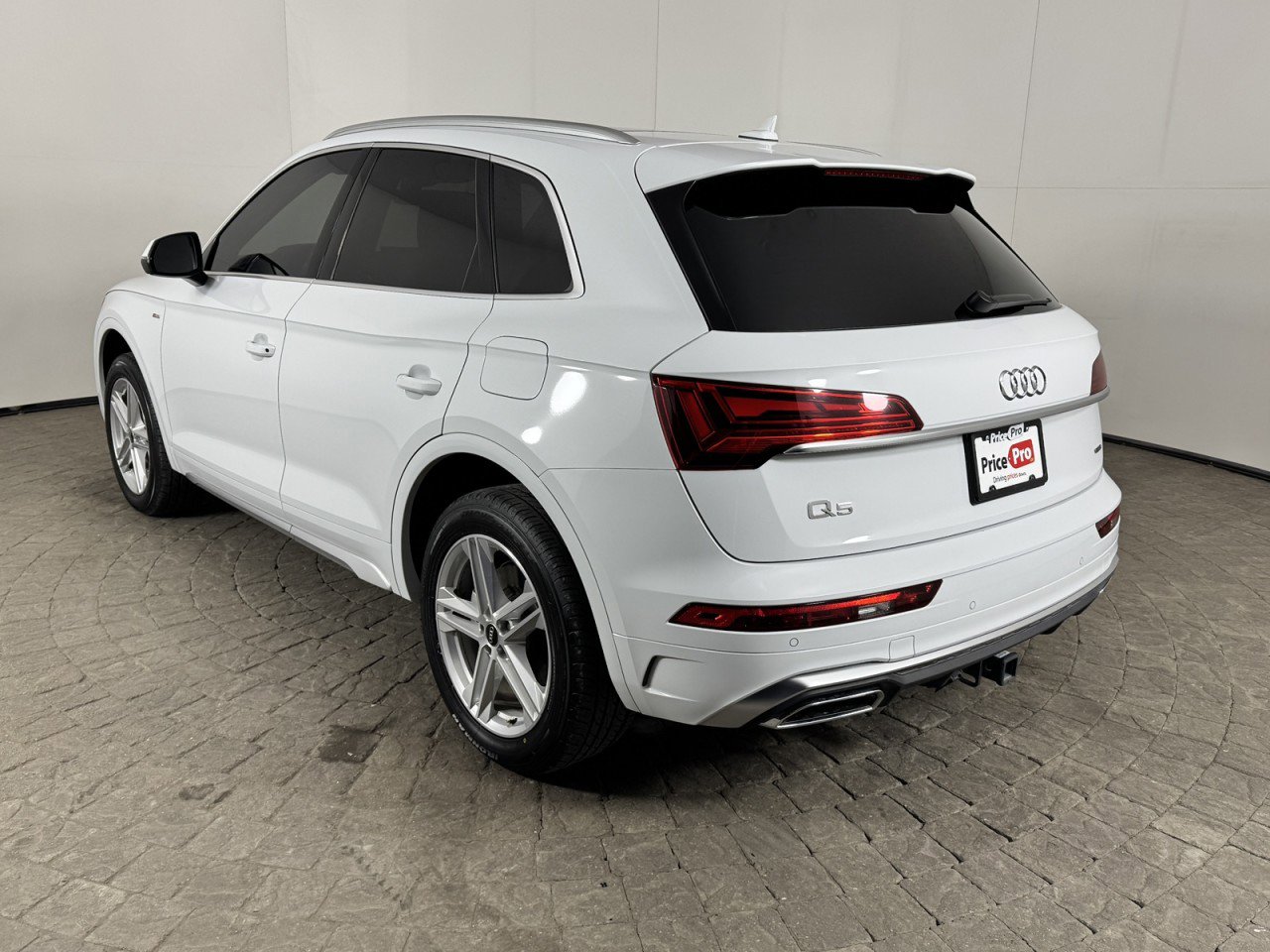 Used 2024 Audi Q5 e Premium Plus w/ Premium Plus Package image 4
