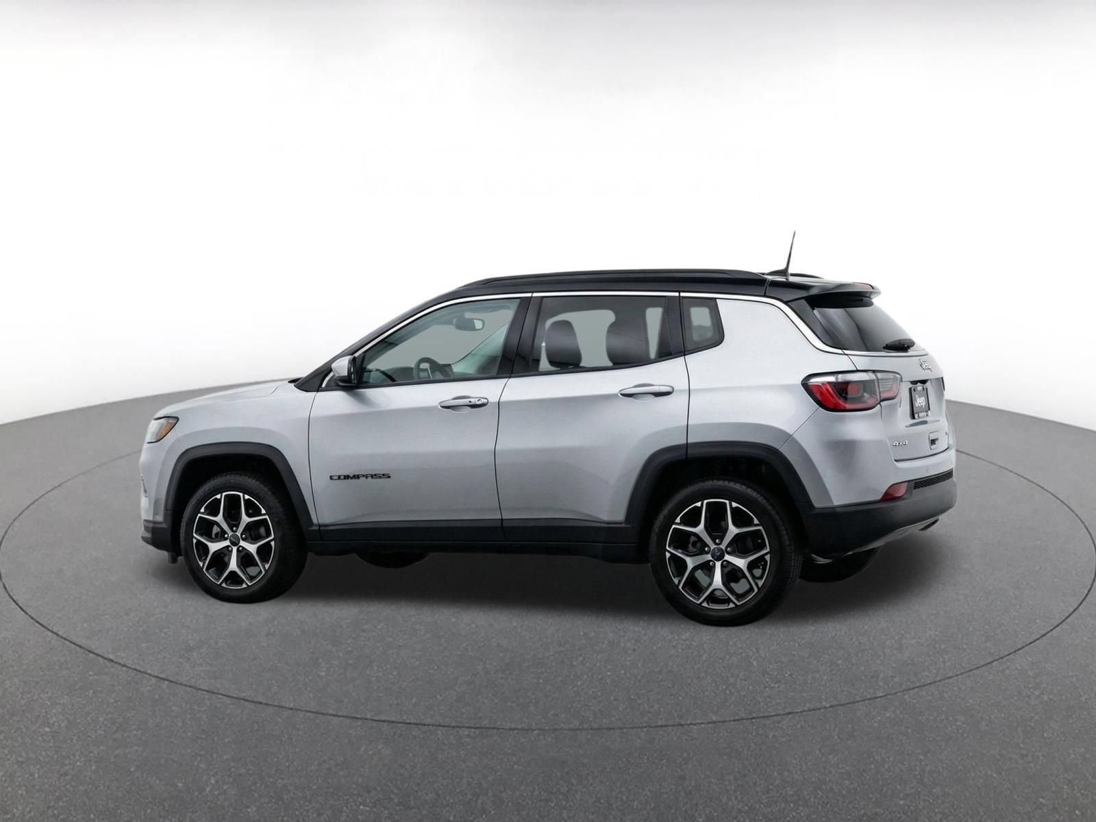 Used 2025 Jeep Compass Limited AWD/4WD image 4