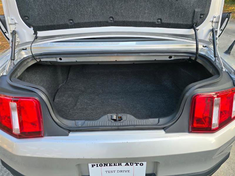 Used 2010 Ford Mustang Convertible image 23