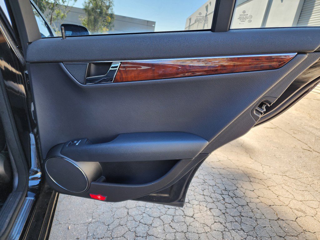 Used 2009 Mercedes-Benz C 300 Sedan image 23