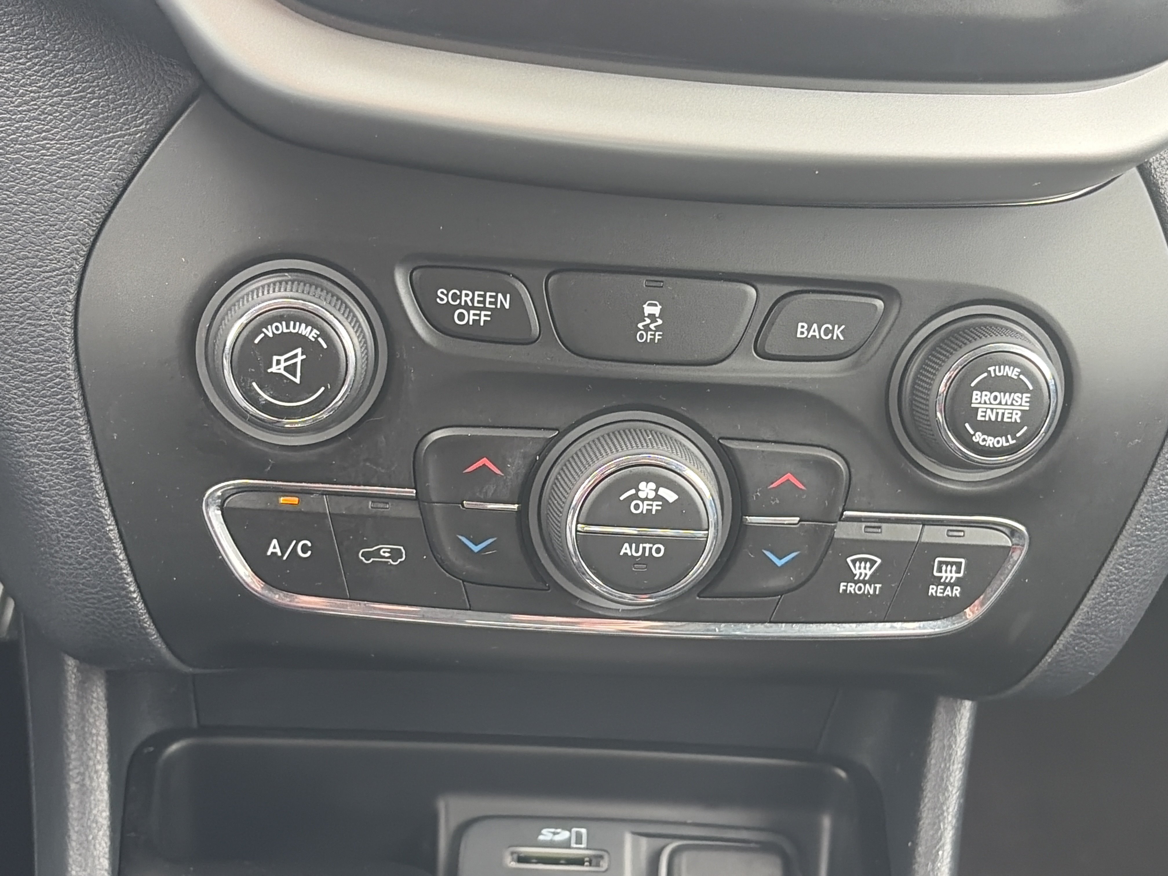 Used 2014 Jeep Cherokee Limited w/ Luxury Group AWD/4WD image 33
