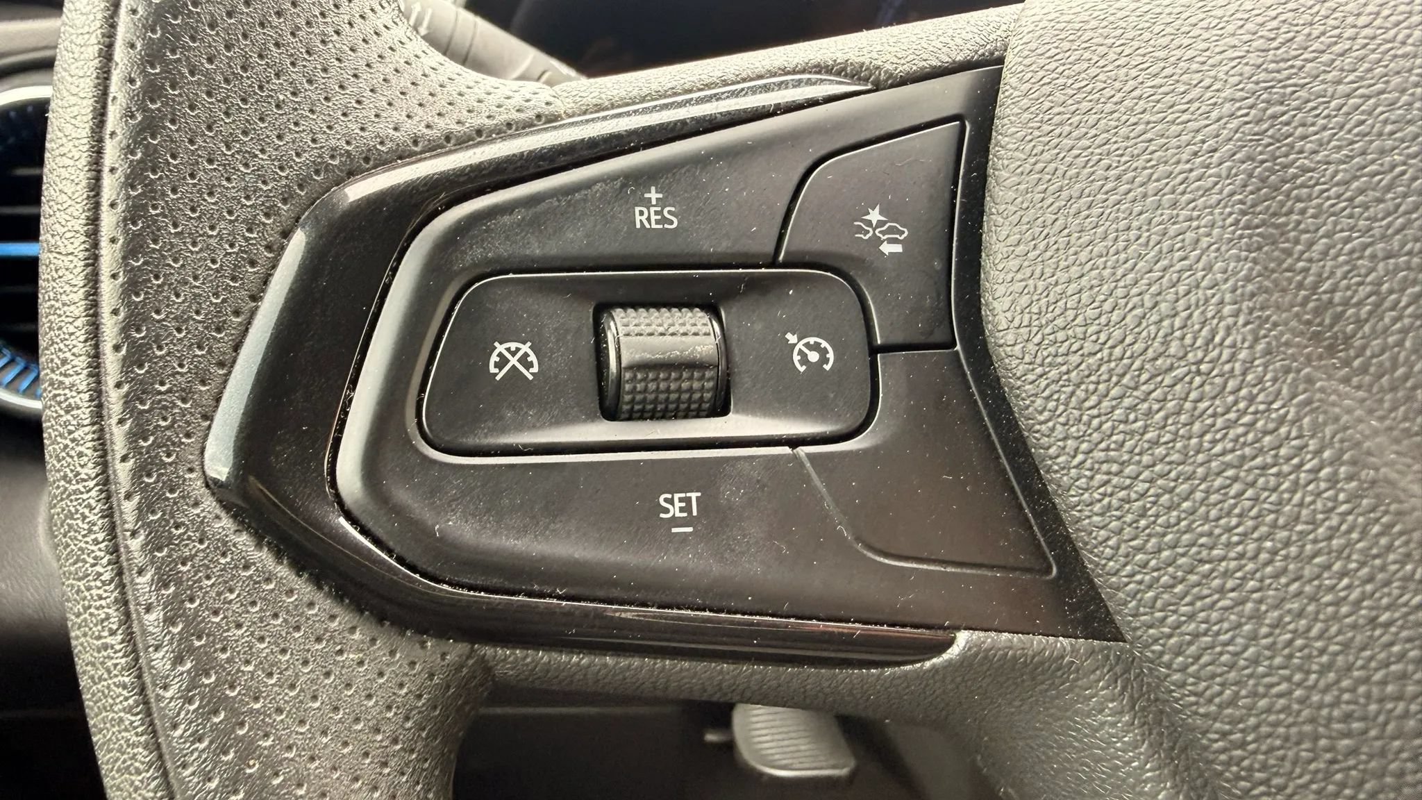 Used 2025 Chevrolet Trax LT FWD image 19