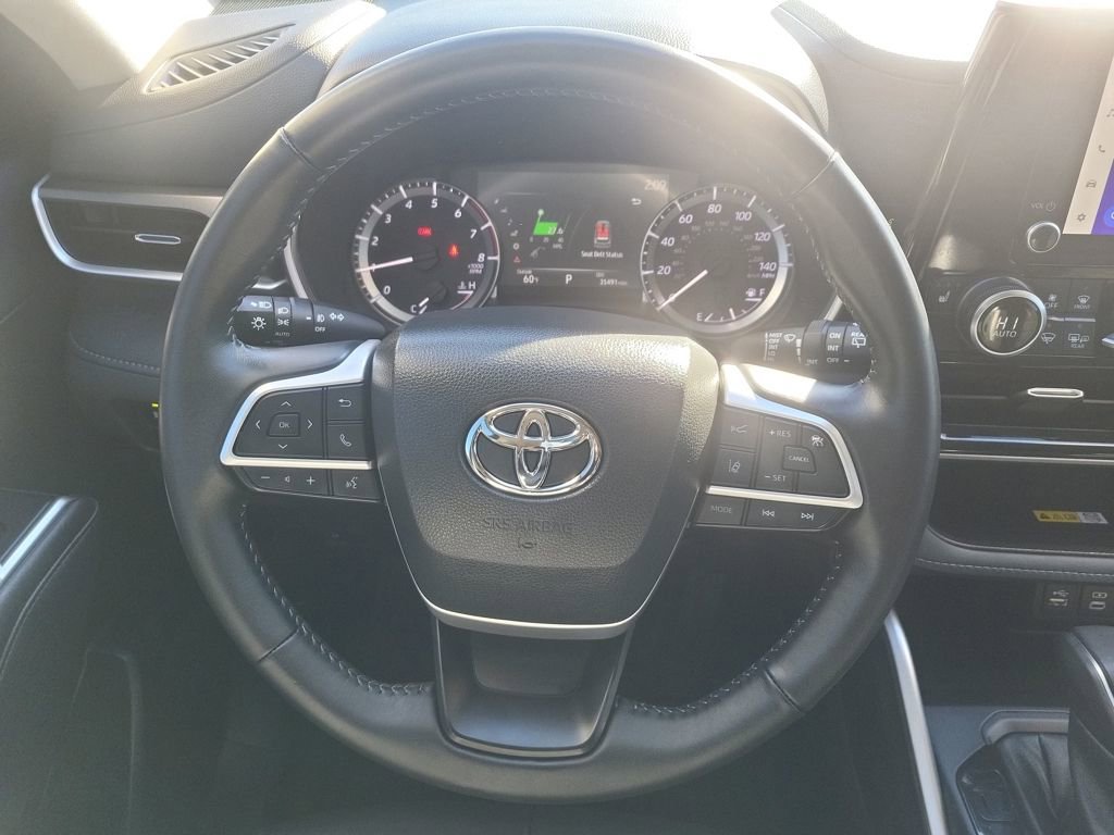 Used 2023 Toyota Highlander XLE image 18