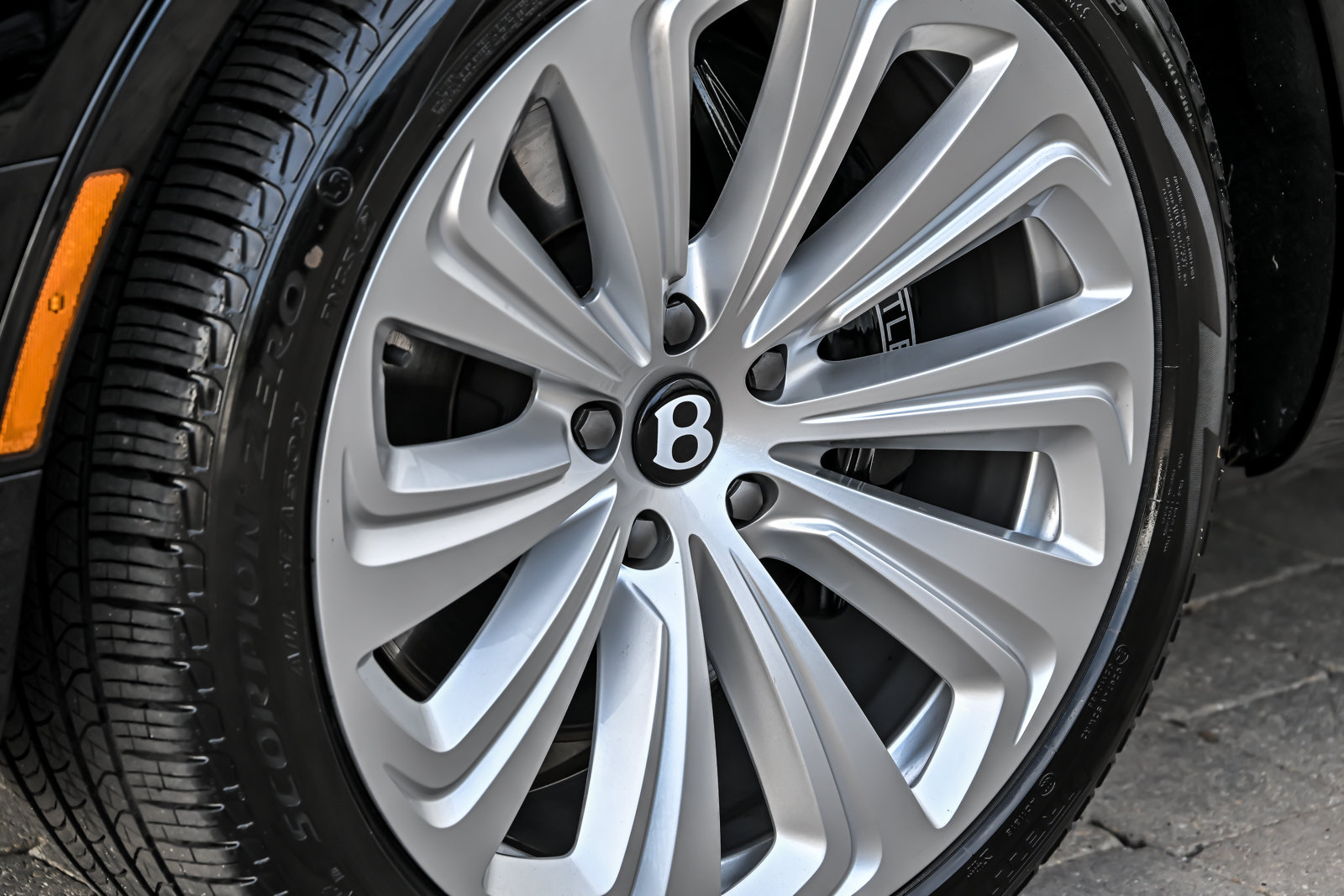 Certified 2023 Bentley Bentayga Plug-In Hybrid AWD/4WD image 8