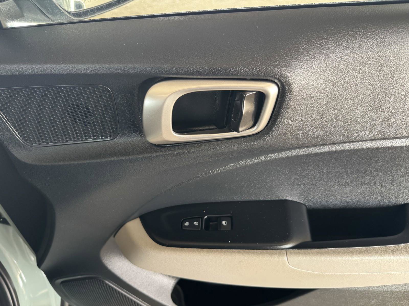 Used 2025 Hyundai Venue SEL image 35