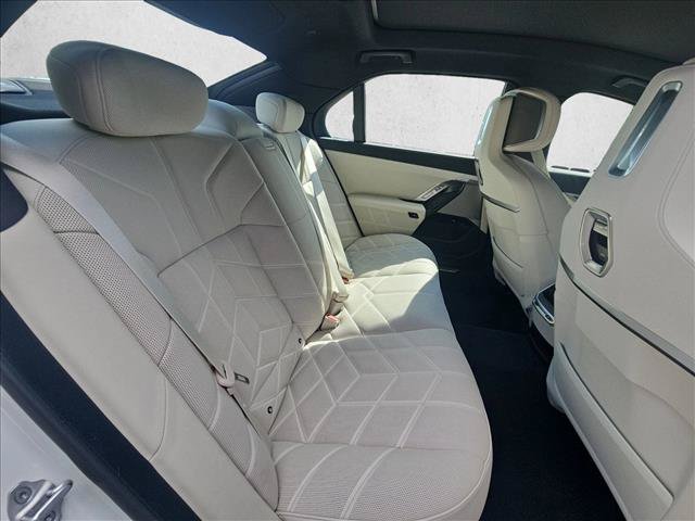 Used 2025 BMW 760i xDrive w/ Executive Package AWD/4WD image 18