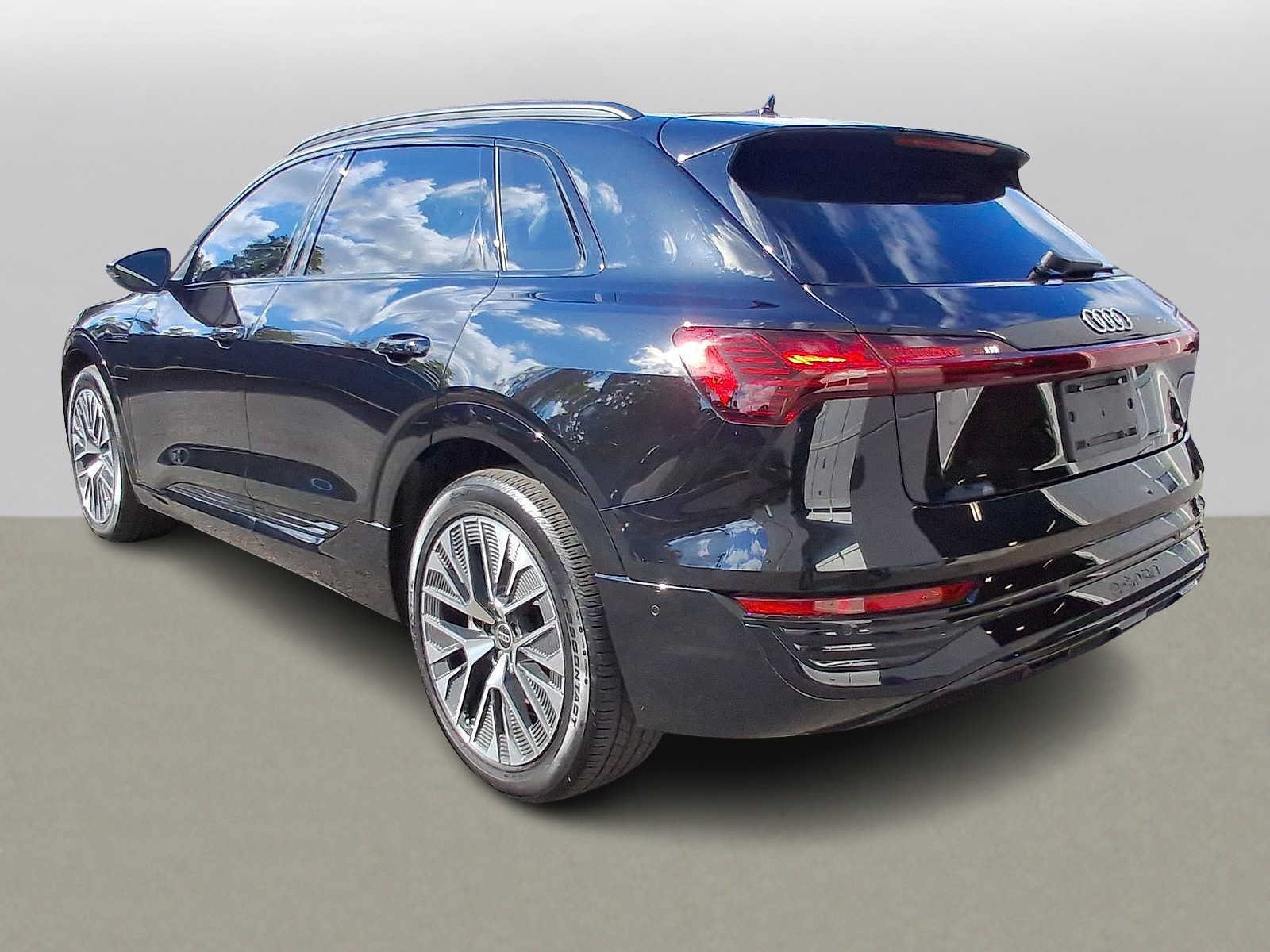 Used 2024 Audi Q8 e-tron Premium Plus w/ Premium Plus Package AWD/4WD image 28