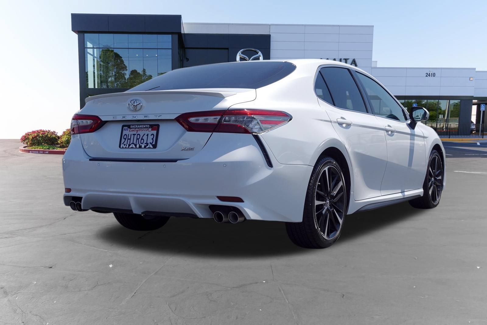 Used 2018 Toyota Camry XSE FWD image 3