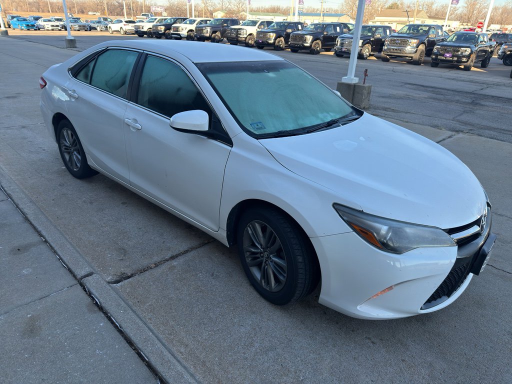 Used 2017 Toyota Camry SE image 3
