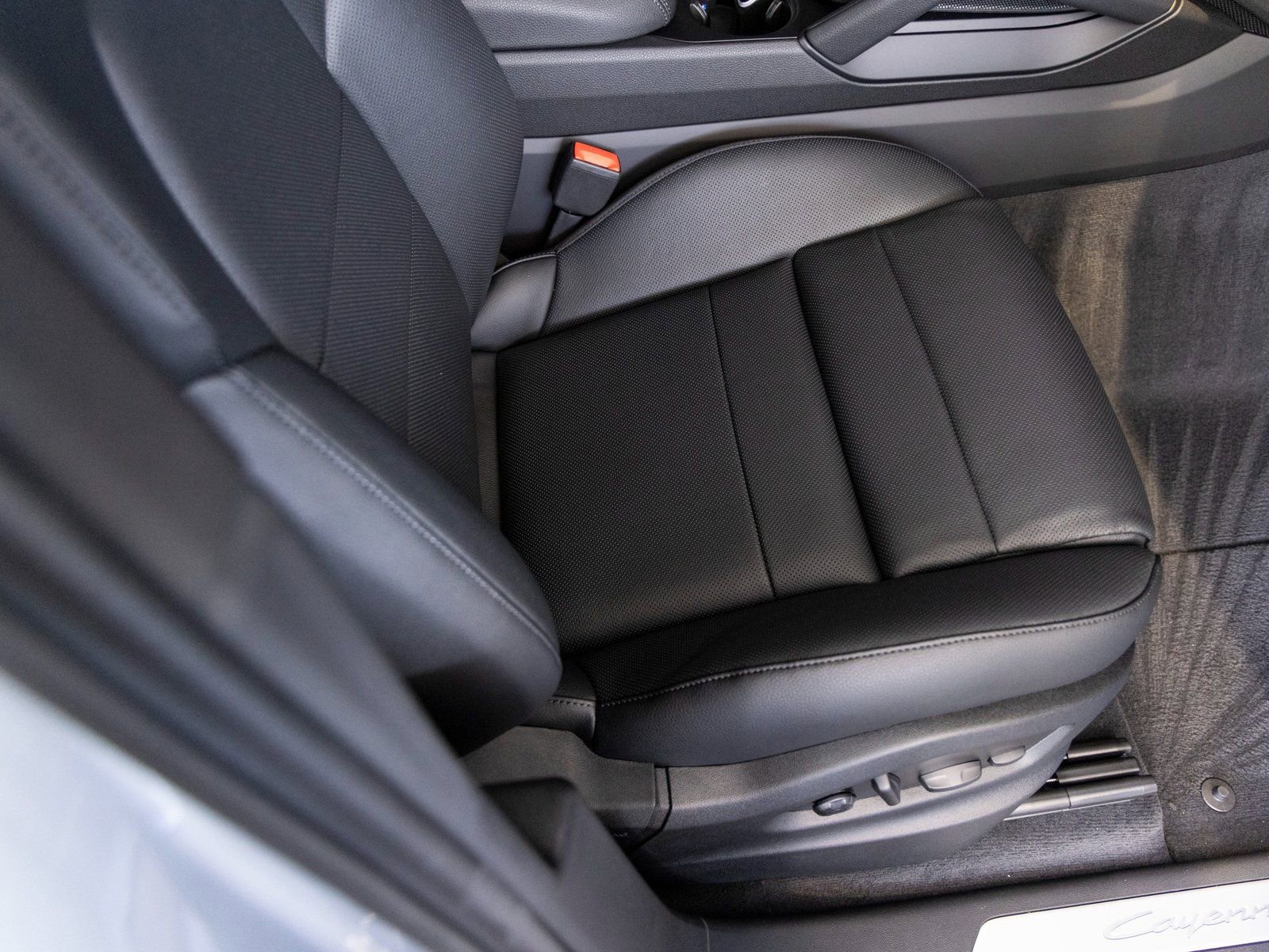 Certified 2025 Porsche Cayenne E-Hybrid image 35