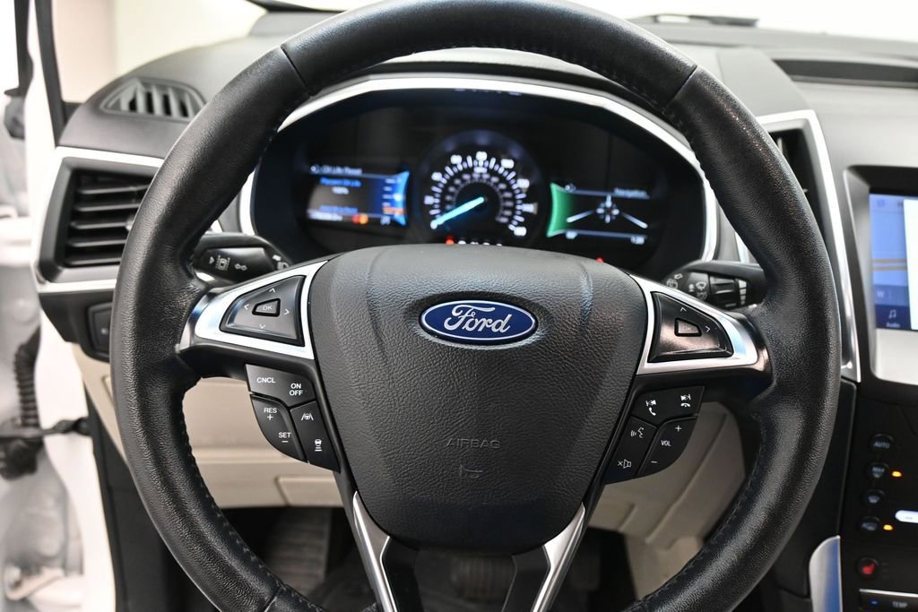 Used 2020 Ford Edge Titanium FWD image 16