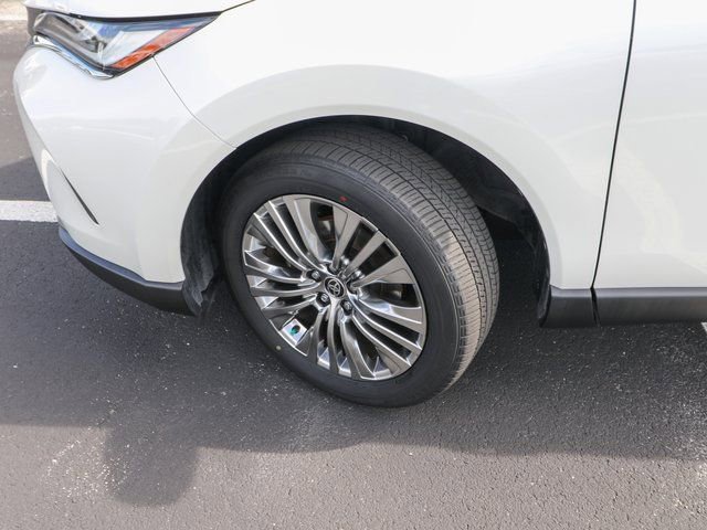 Used 2022 Toyota Venza XLE image 29
