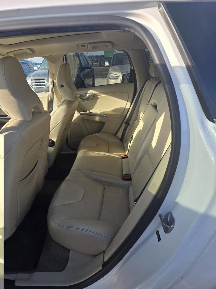Used 2015 Volvo XC60 T6 image 32