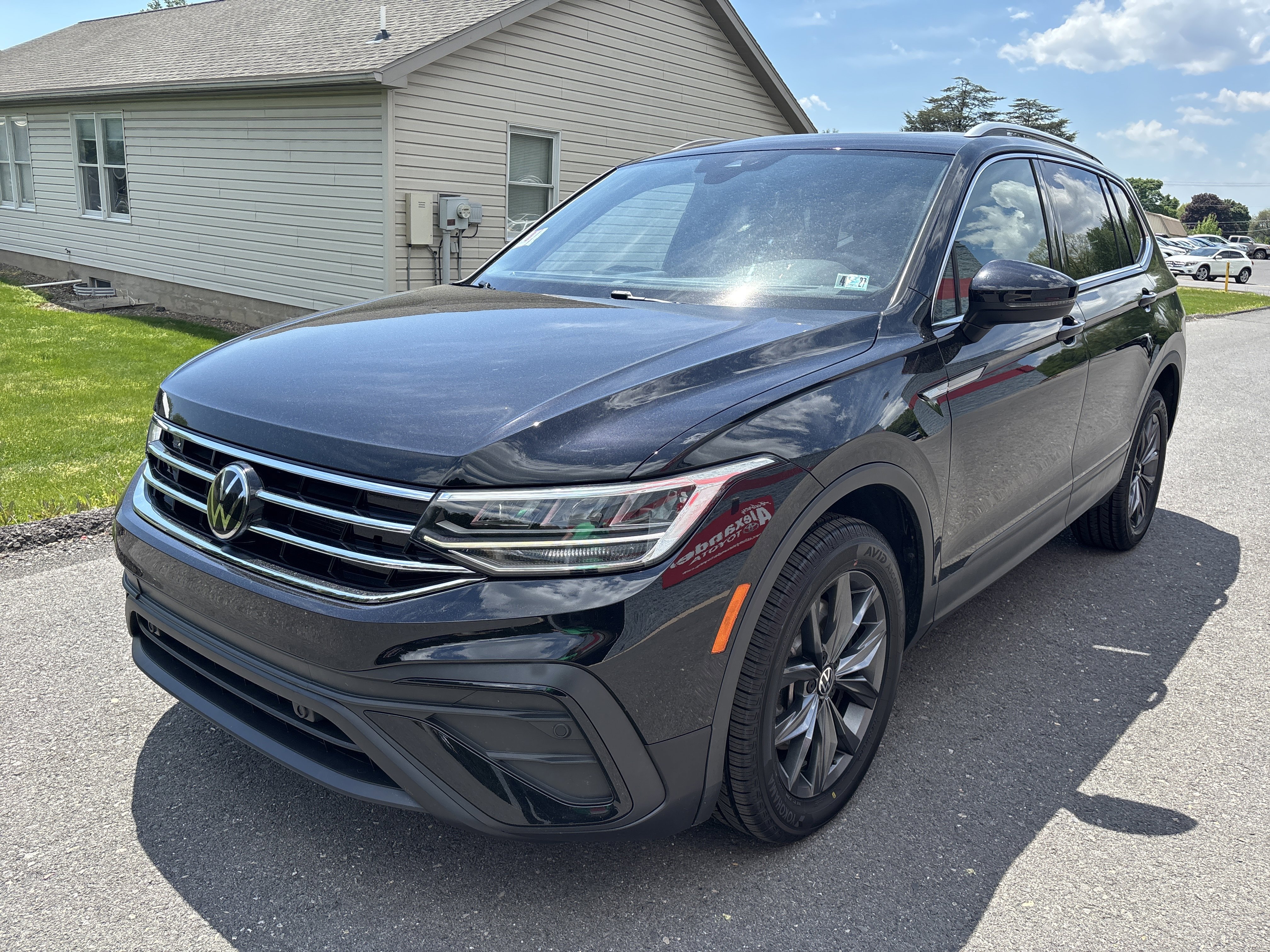 Used 2022 Volkswagen Tiguan SE AWD/4WD image 8