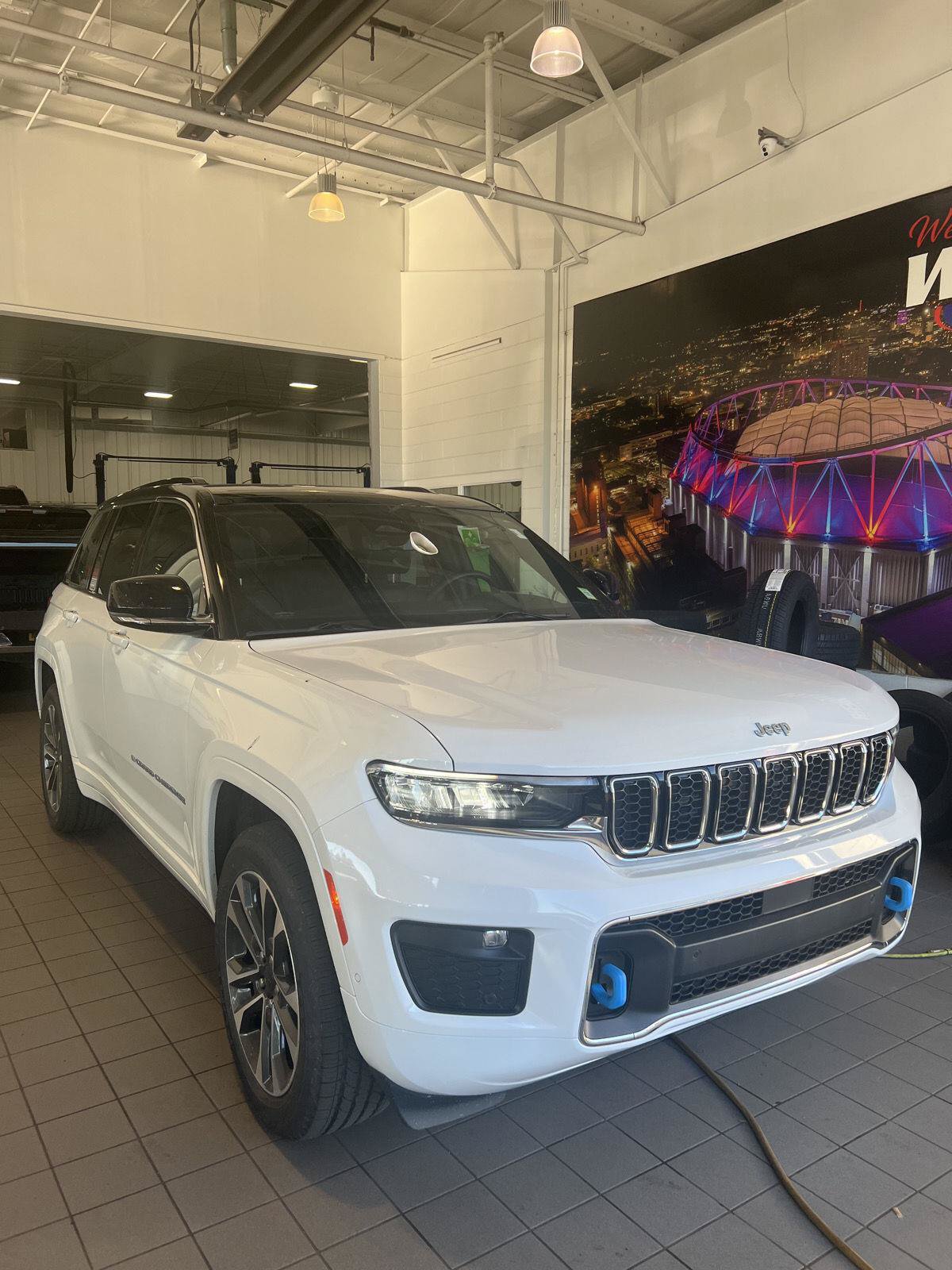 Used 2024 Jeep Grand Cherokee Overland w/ Luxury Tech Group IV AWD/4WD image 47