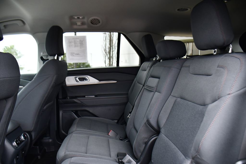 Used 2025 Ford Explorer Active AWD/4WD image 20