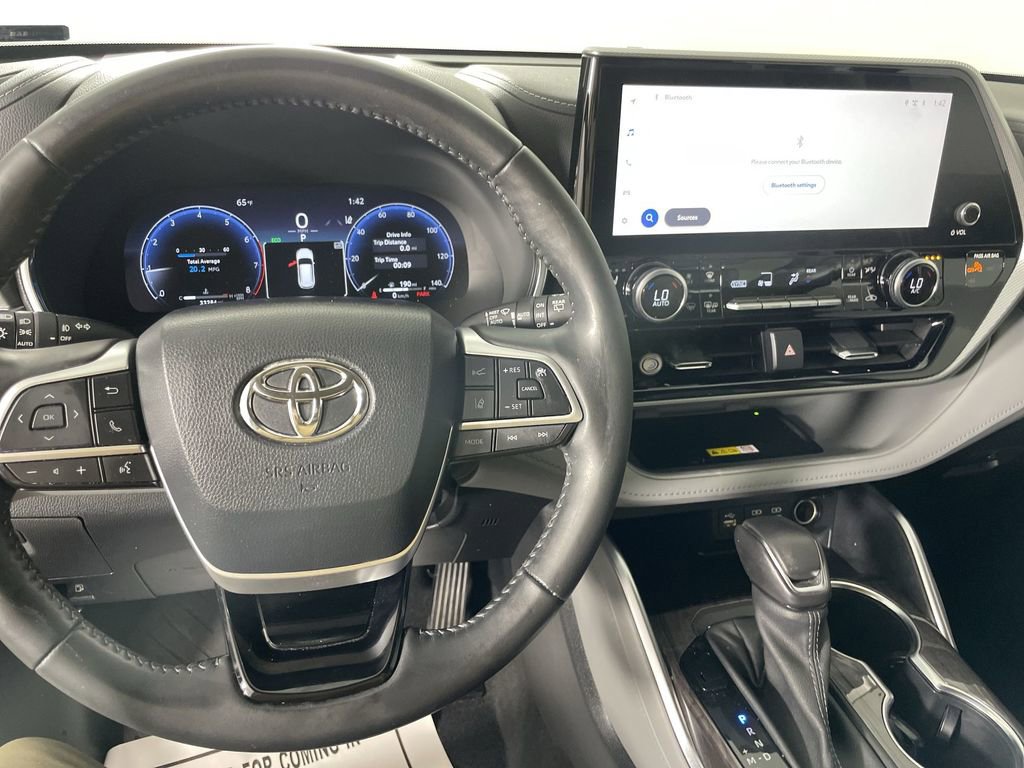 Used 2023 Toyota Highlander Platinum image 11