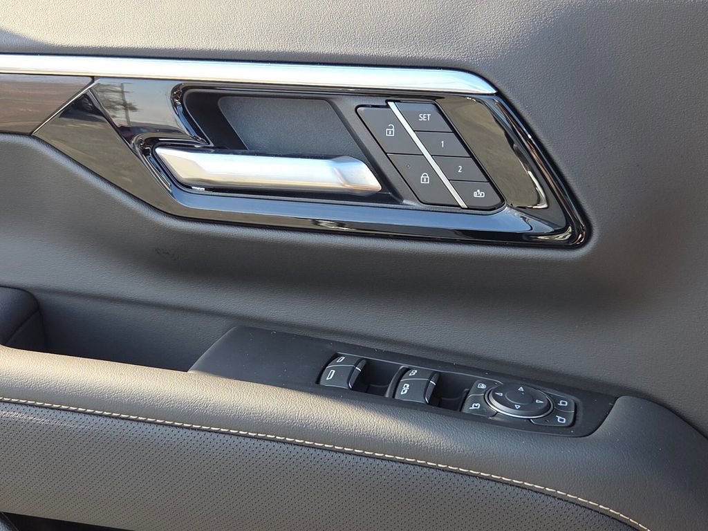 New 2026 Chevrolet Suburban Premier image 28