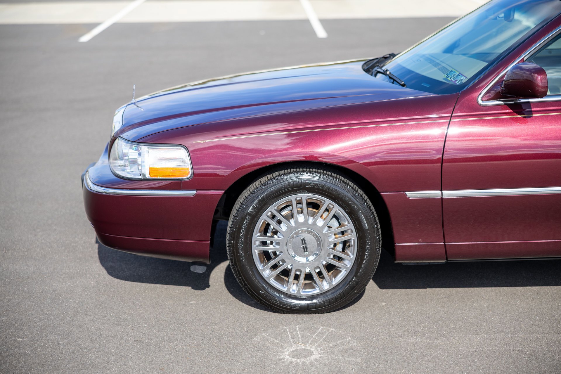 Used 2010 Lincoln Town Car Signature Limited image 11