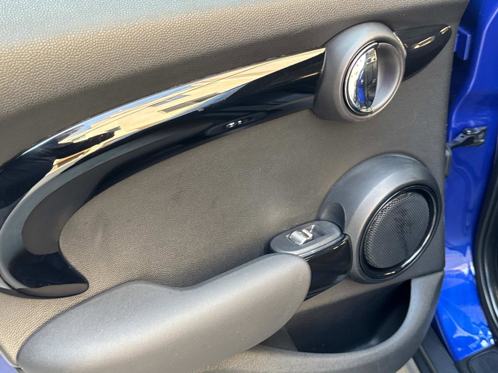 Used 2019 MINI Cooper 4-Door Hardtop w/ Signature Upholstery Package image 7