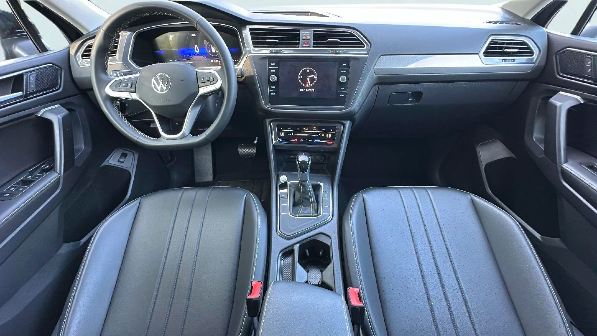 Used 2024 Volkswagen Tiguan SE image 9