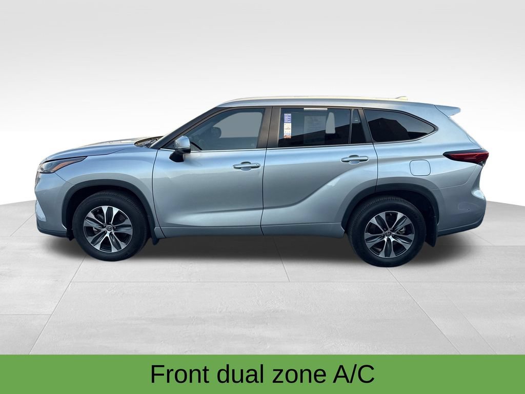 Used 2023 Toyota Highlander XLE AWD/4WD image 3