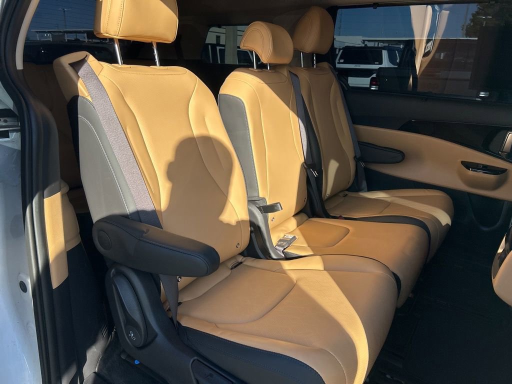 Used 2023 Kia Carnival EX image 26