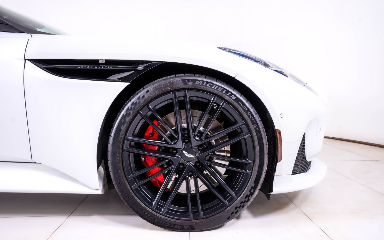 Used 2025 Aston Martin DB12 Coupe RWD image 19