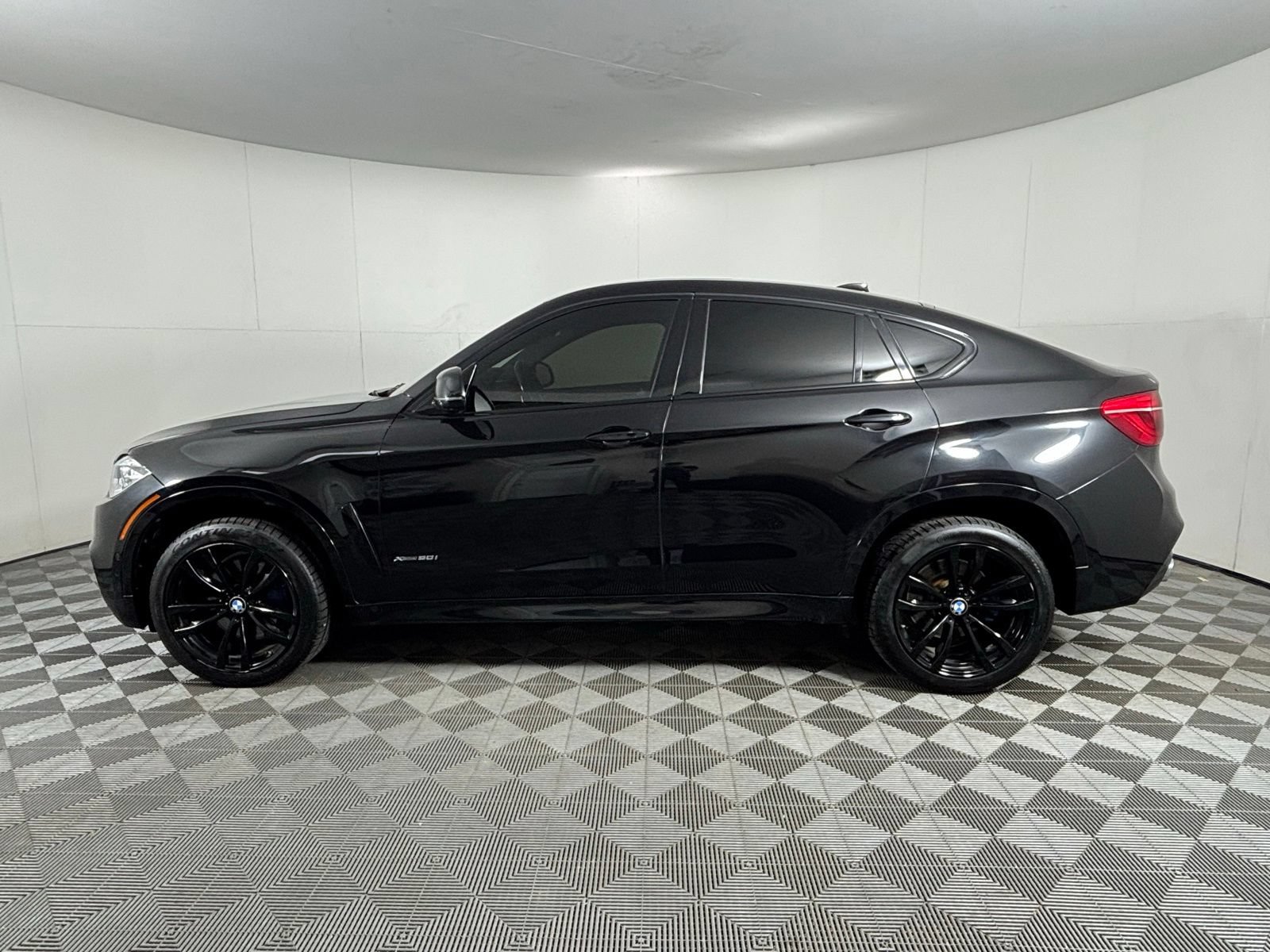 Used 2019 BMW X6 xDrive50i w/ M Sport Package AWD/4WD image 5