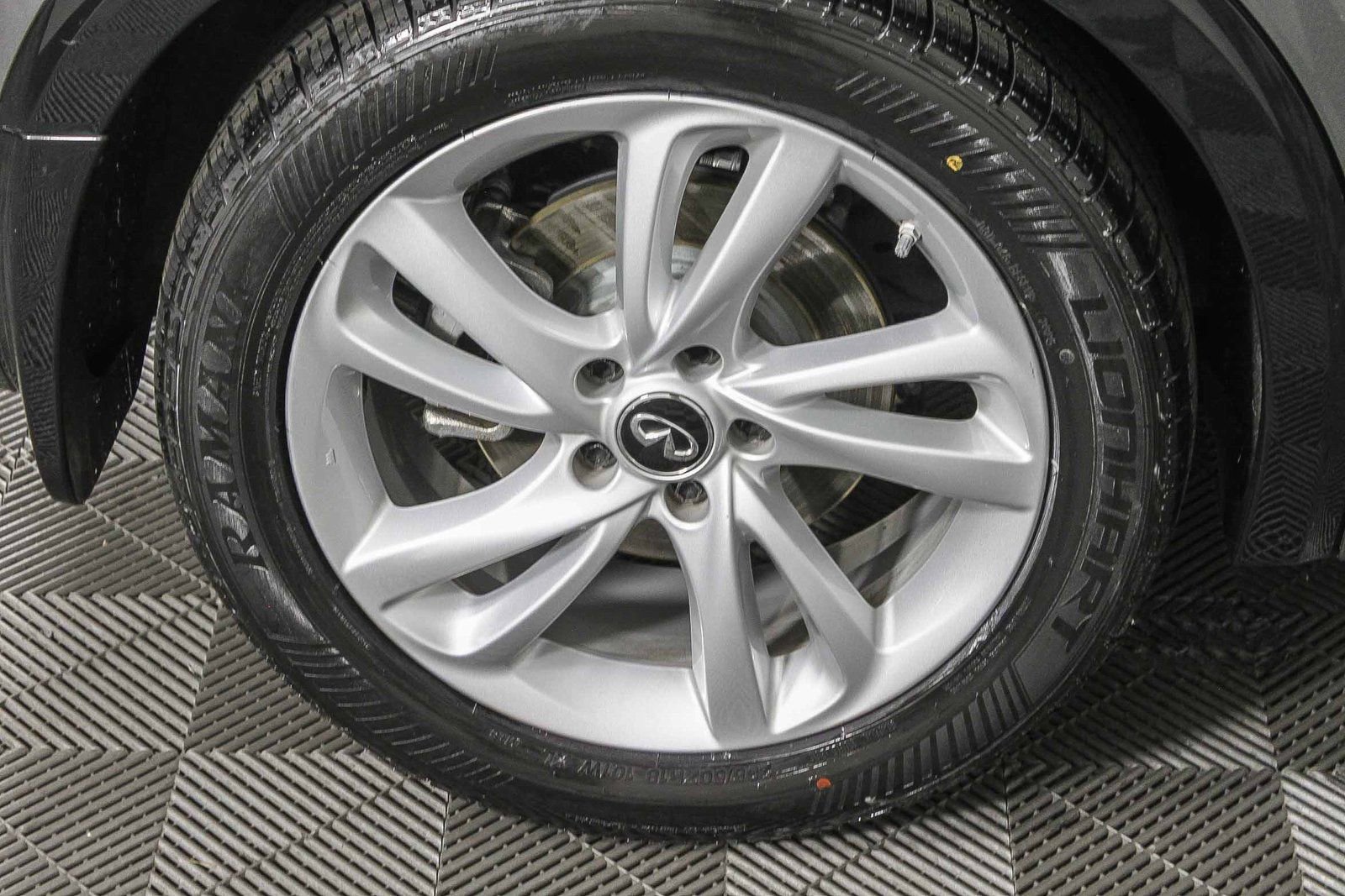 Used 2018 INFINITI QX30 Premium w/ Navigation Package image 11