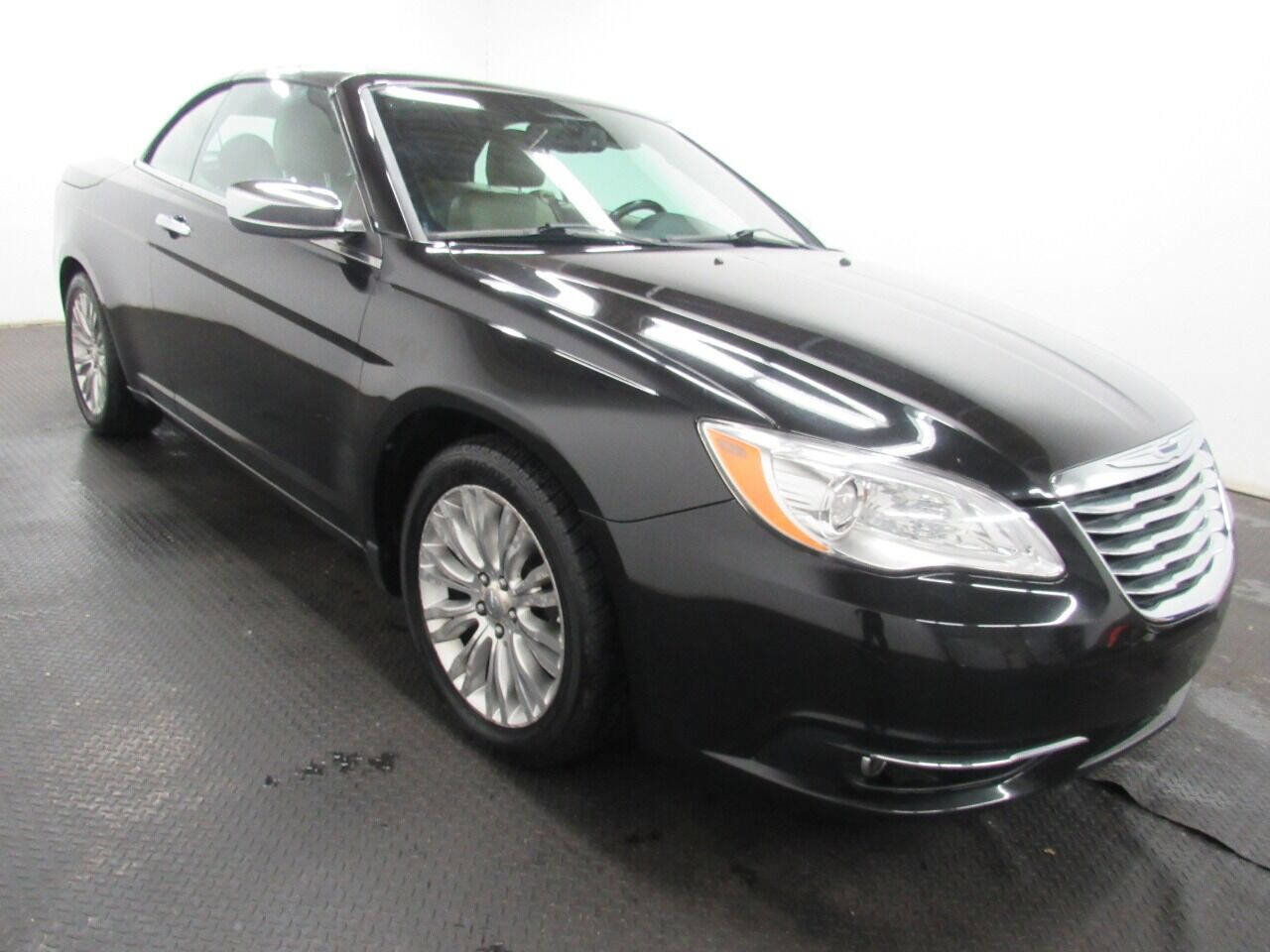 Used 2011 Chrysler 200 Limited image 4