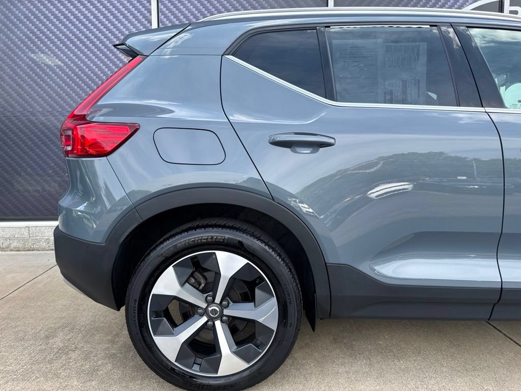 Used 2023 Volvo XC40 B5 Plus AWD/4WD image 5
