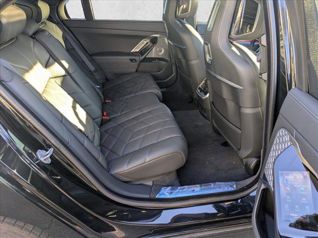 Used 2025 BMW i7 xDrive60 image 21