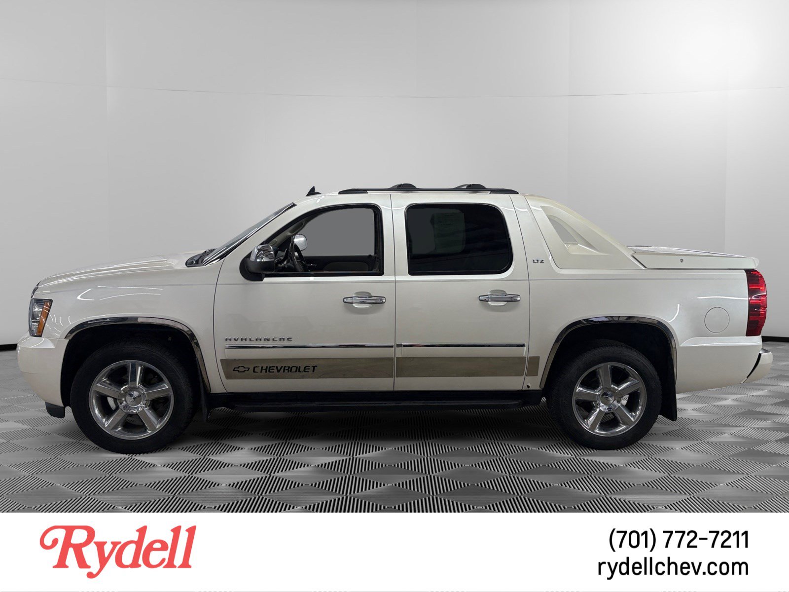 Used 2012 Chevrolet Avalanche LTZ AWD/4WD image 2