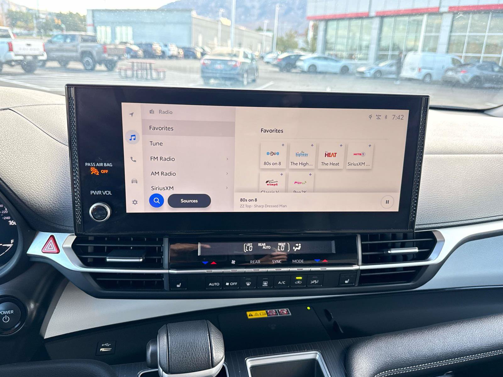 Used 2025 Toyota Sienna XLE FWD image 23