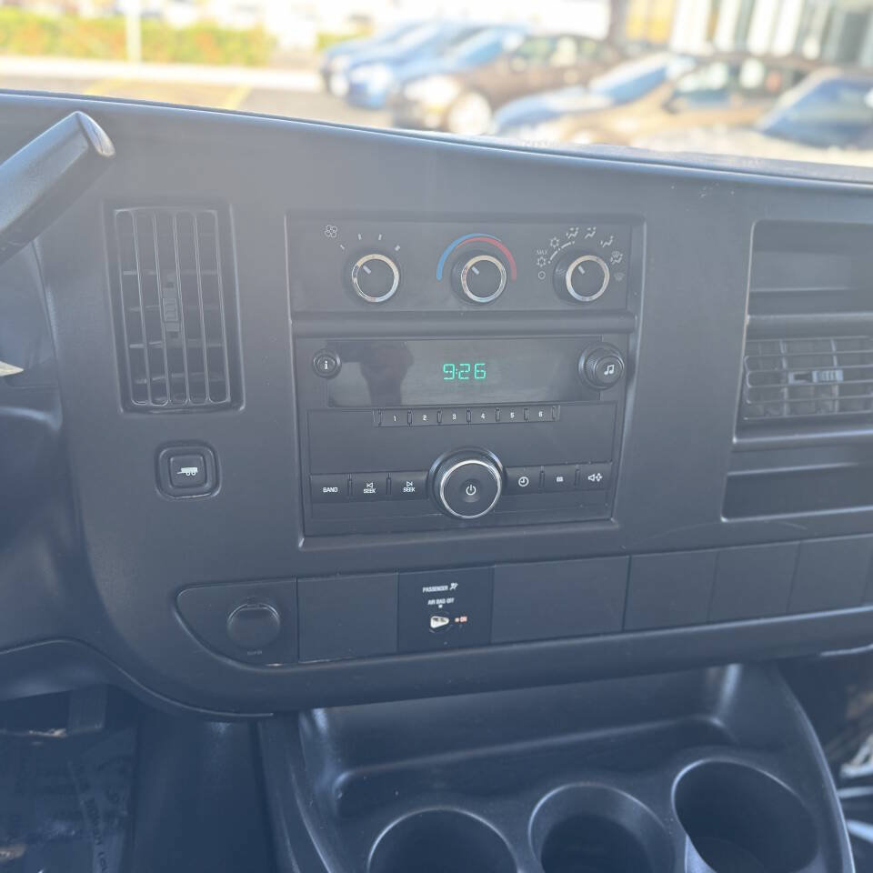 Used 2010 Chevrolet Express 3500 RWD image 16