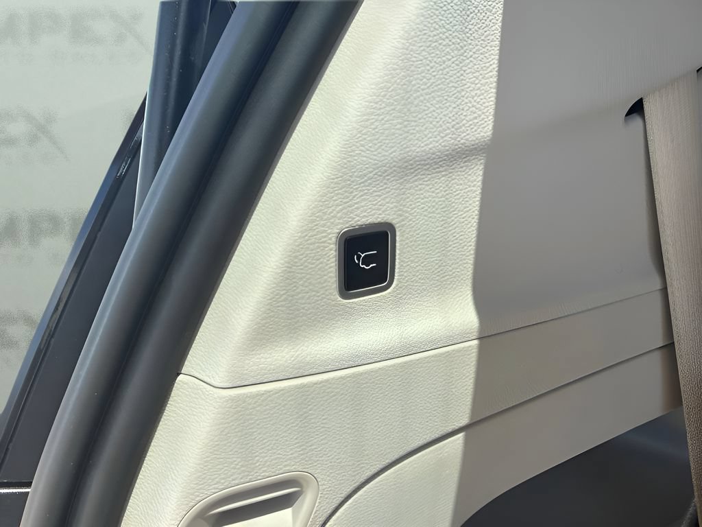 Used 2023 Chrysler Voyager LX FWD image 31