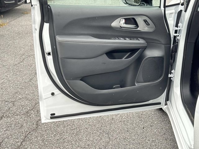 New 2026 Chrysler Pacifica Select image 10